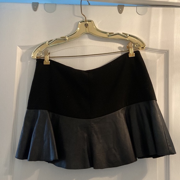 Black mini skirt with leather ruffle - Picture 2 of 2
